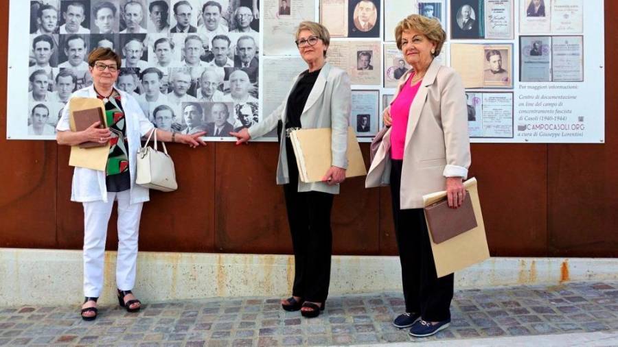 Vnukinje Verlengia kažejo na fotografijo Fortunata Mikuletič