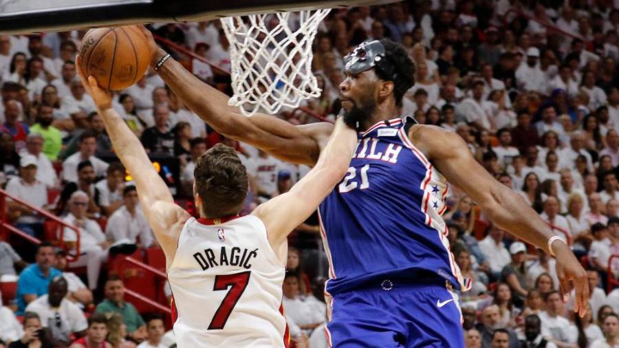 Dres (s strešico) Gorana Dragića pri moštvu Miami Heat (AP)