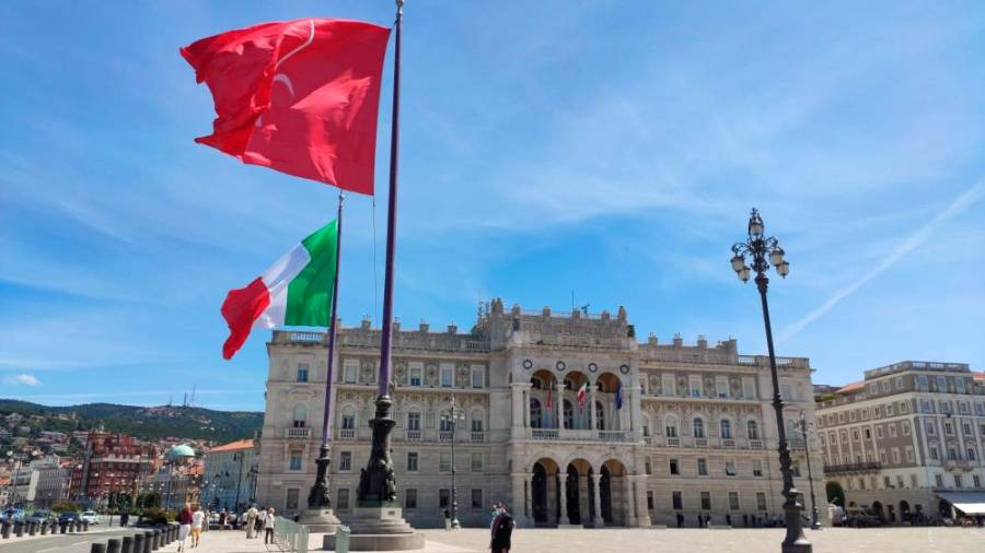 Tržaški Veliki trg je zaradi varnostnih razlogov zaprt za ljudi