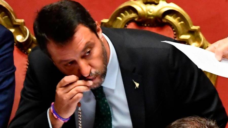 Matteo Salvini z rožnim vencem (ANSA)