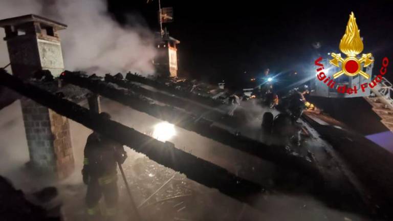 Zgorela lesena streha trinadstropne hiše