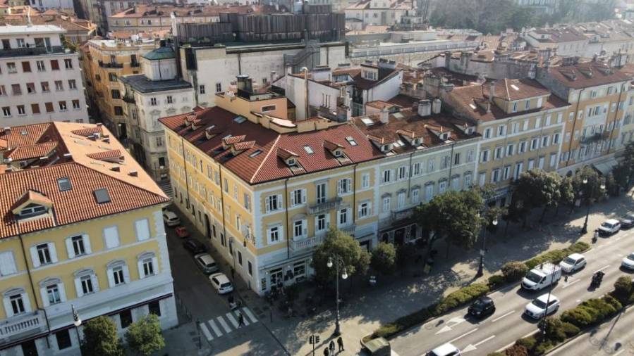 Pogled na palačo družbe Dom z zraka (FOTODAMJ@N)