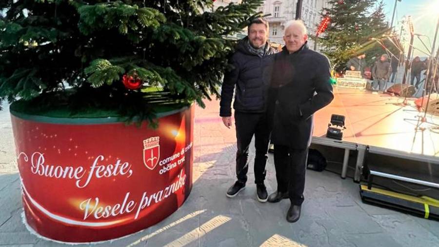 Matia Premolin z odbornikom Giorgiom Rossijem ob slovenskem napisu