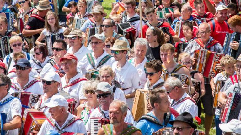 V Velenju ciljajo na rekord za skupinsko igranje harmonike