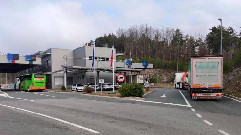 Policistom pokazal lažno vozniško s ponarejenimi podatki