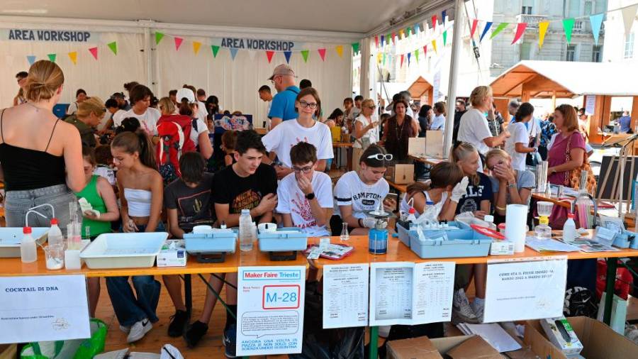 Dijaki svetoivanske srednje šole Sv. Cirila in Metoda na prireditvi Mini Maker Faire (FOTODAMJ@M)