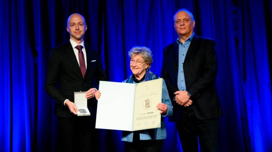 Lučka Peteriln med prejetjem priznanja JSKD (MATEJ MAČEK)