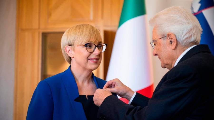 Predsednik Italijanske republike Sergio Mattarella je ob svečanem odprtju Evropske prestolnice kulture odlikoval slovensko predsednico Natašo Pirc Musar (BUMBACA)