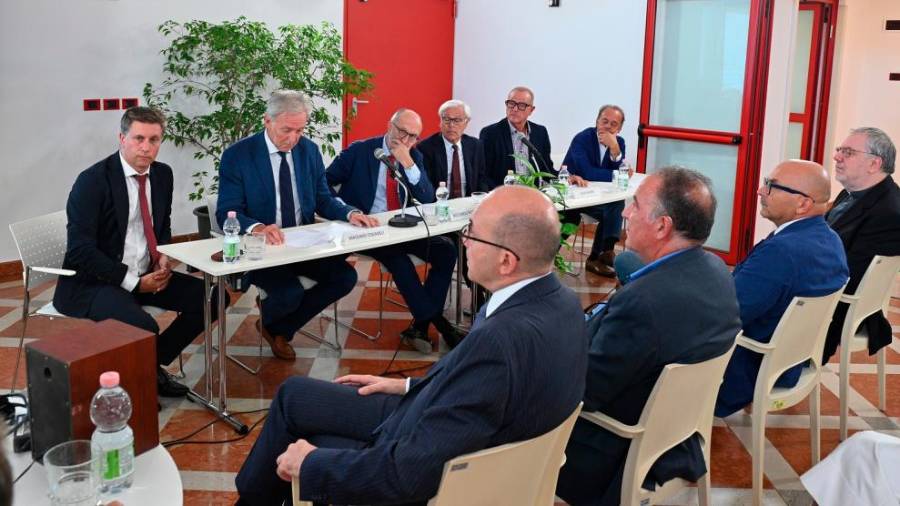 Predstavniki zdravstvenega podjetja Asugi, zavoda Itis, Občine Trst, Fundacije CRTrieste in Dežele FJK na včerajšnjem srečanju (FOTODAMJ@N)