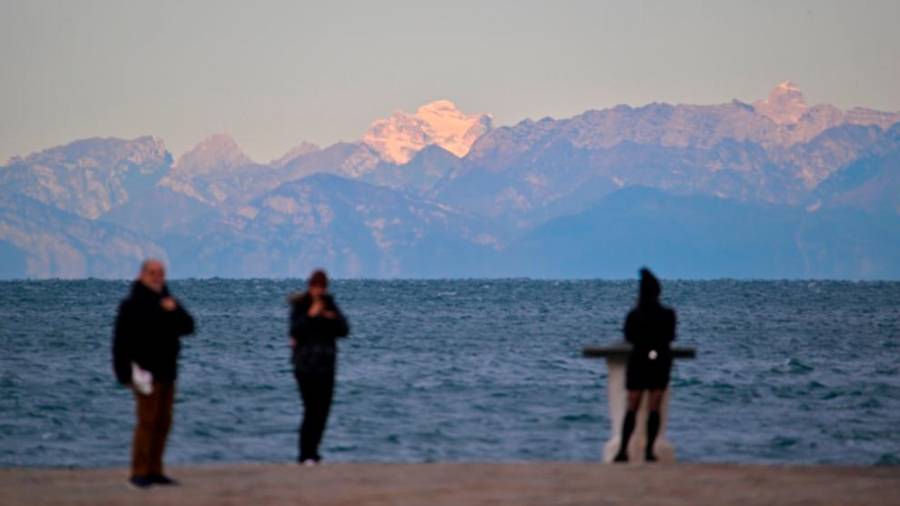 Redki sprehajalci na Pomolu Audace ob dananšnjem vetrovnem jutru (FOTODAMJ@N)