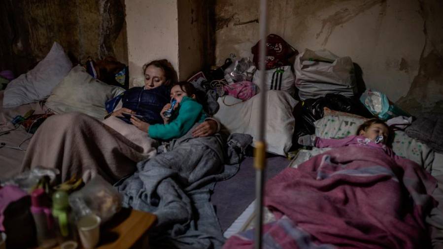 Mati in hči v zaklonišču v Kijevu (FABIO BUCCIARELLI)