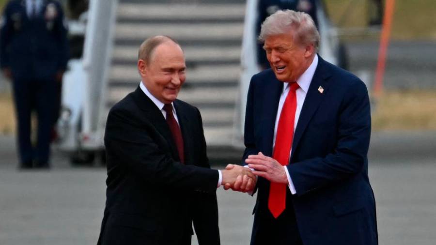 Stisk roke dveh voditeljev na letališču (ANSA)