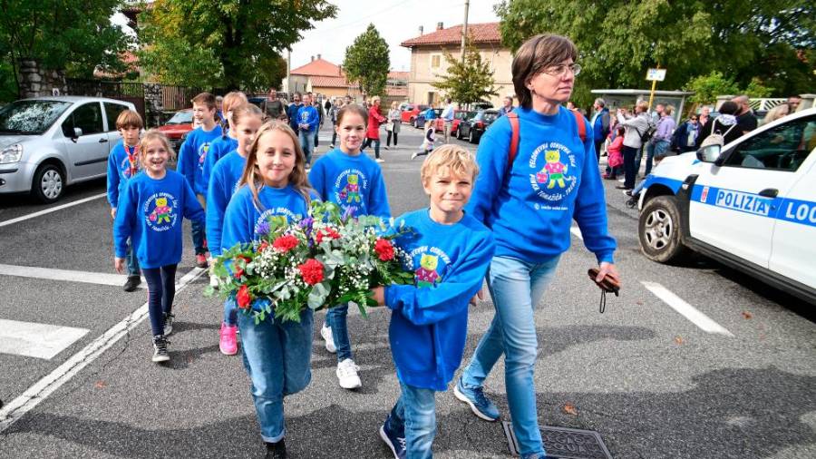 Šolarji v sprevodu (FOTODAMJ@N)