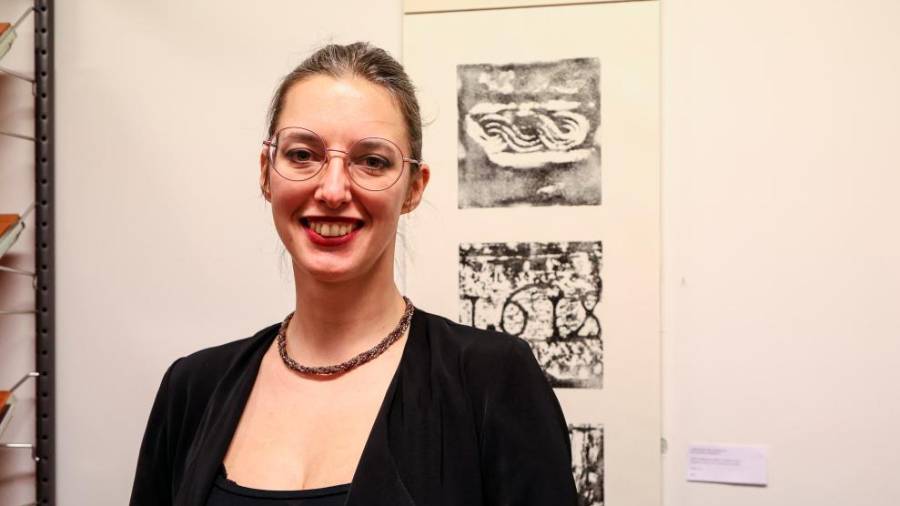 Taddea Druscovich s svojimi grafikami (FOTODAMJ@N)