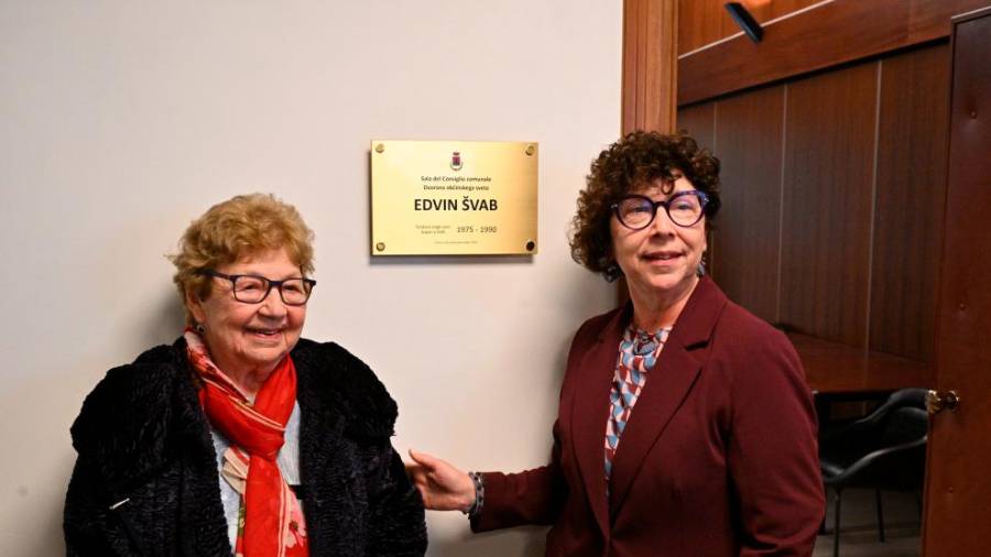 Žena Nerina in hčerka Mojca pred tablo, posvečeno Edvinu Švabu ob vhodu v dvorano občinskega sveta v Dolini (FOTODAMJ@N)