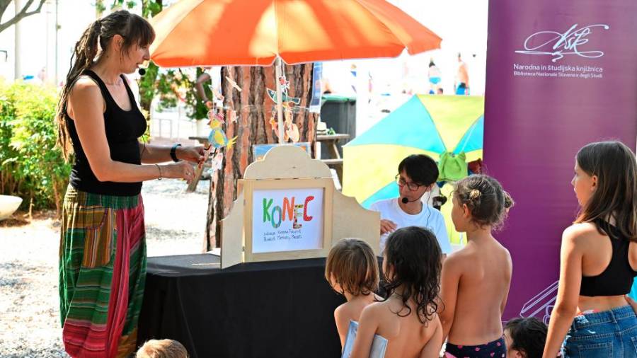 Knjižničarka Ivana Soban na pravljici pod senčnikom (FOTODAMJ@N)