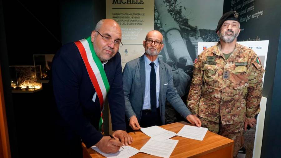 Sporazum so podpisali župan Zagraja Marco Vittori, predsednik Fundacije Goriške hranilnice Alberto Bergamin in podpolkovnik Massimiliano Fioretti, predstavnik vojaškega Urada za zaščito obrambne kulture in spomina (BUMBACA)