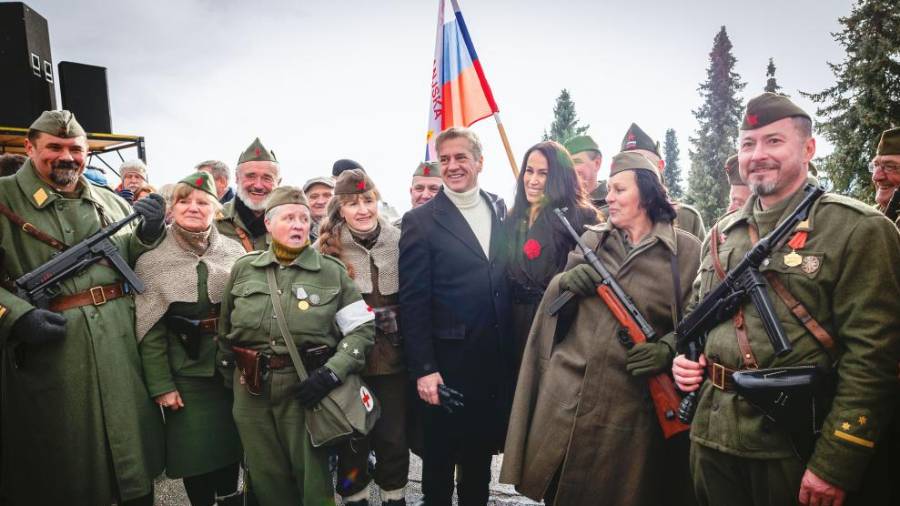 Slavnostni govornik premier Golob s soprogo Tino Gaber (FB SVOBODA)