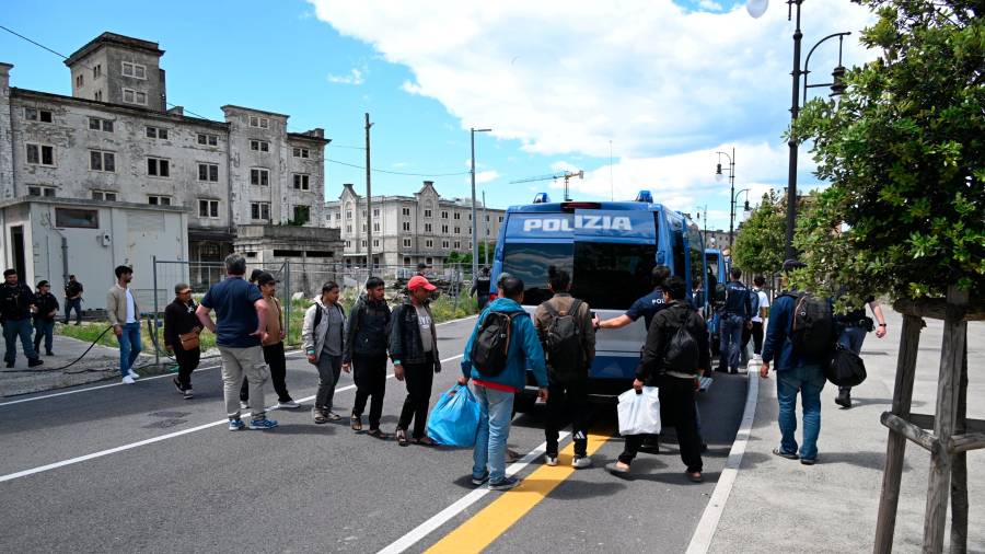 Okrog 60 migrantov so odpeljali v nastanitvene centre na Tržaškem (FOTODAMJ@N)