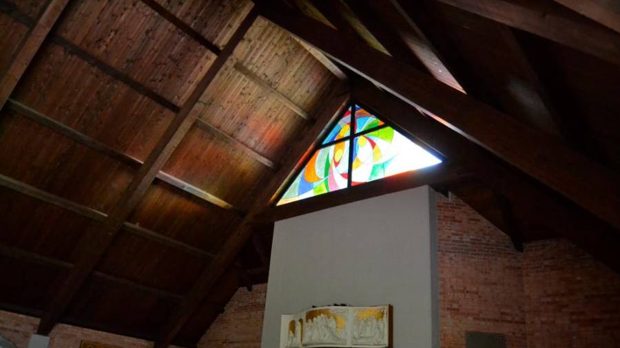 Vitraž nad vhodom v cerkev