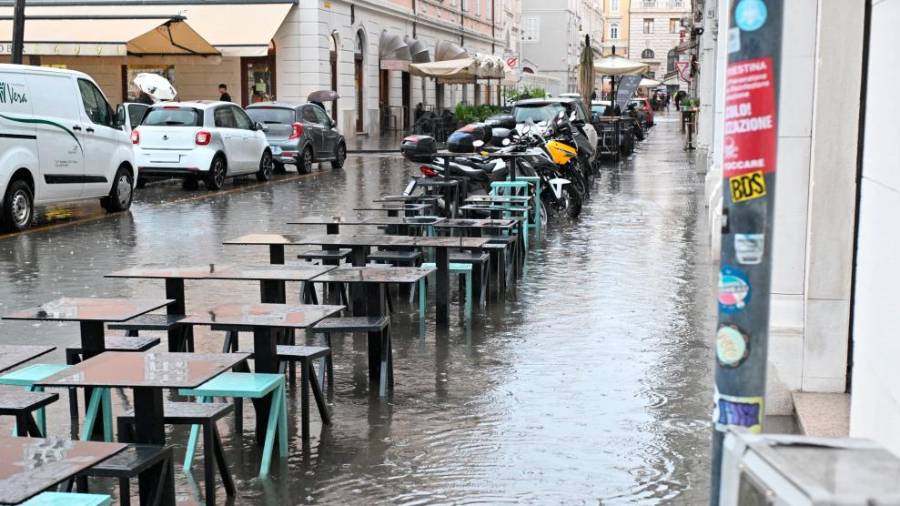 $!Voda je ponekod poplavila ceste in pločnike (FOTODAMJ@N)