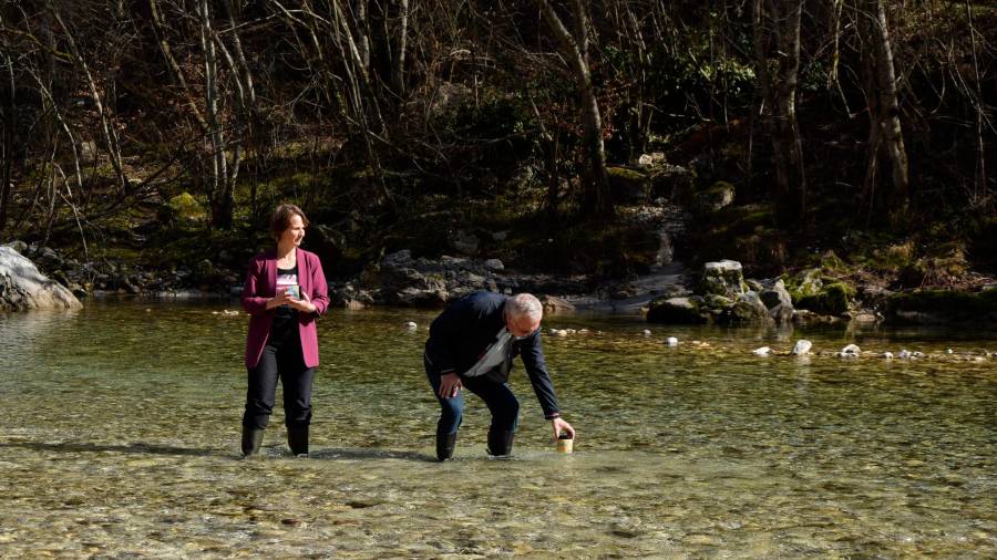 Sledilnika sta v vodo na sotočju Soče in Tolminke spustila minister za naravne vire in prostor Jože Novak ter direktorica inštituta za vode Neža Kodre (INŠTITUT ZA VODE RS)