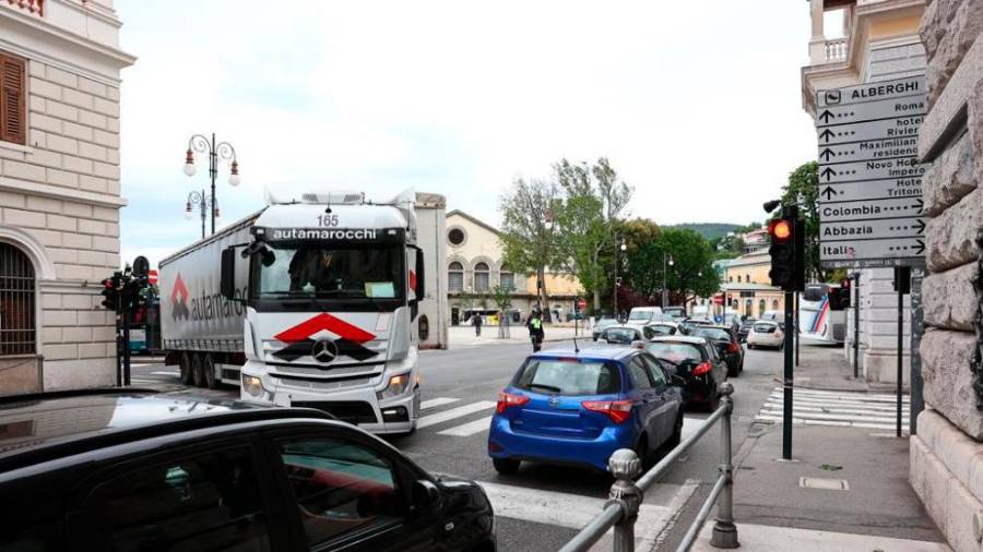 $!Tovornjak zaseda celotno cestišče proti nabrežju (FOTODAMJ@N)
