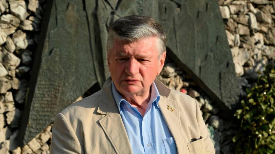 Predsednik ZZB za vrednote NOB Marijan Križman pred spomenikom v Križu (FOTODAMJ@N)