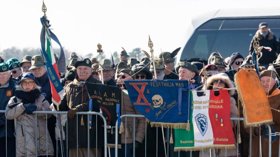 Med prapori se je spet pojavil tudi tisti fašističnega odreda X Mas (FOTODAMJ@N)