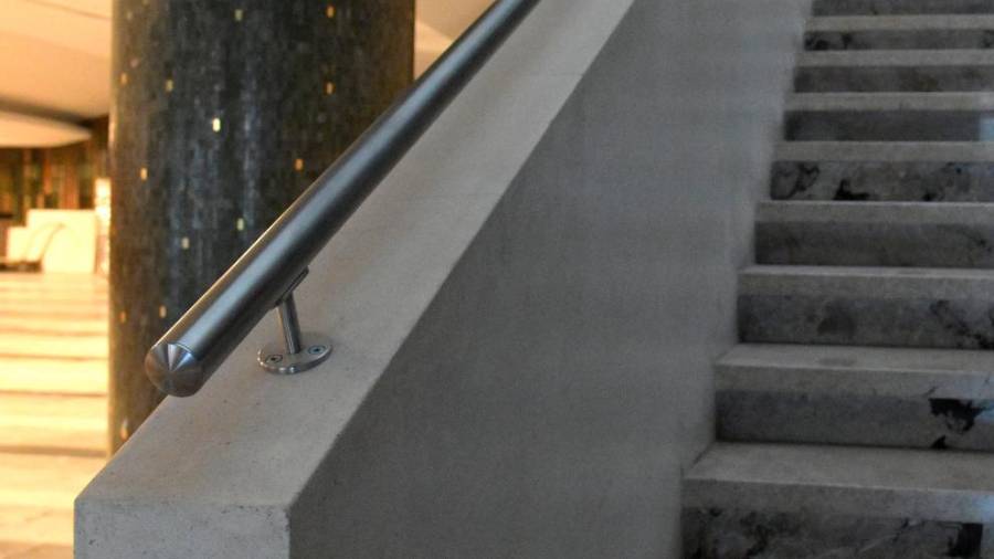 Novi kovinski ročaj na stopnišču (FOTODAMJ@N)