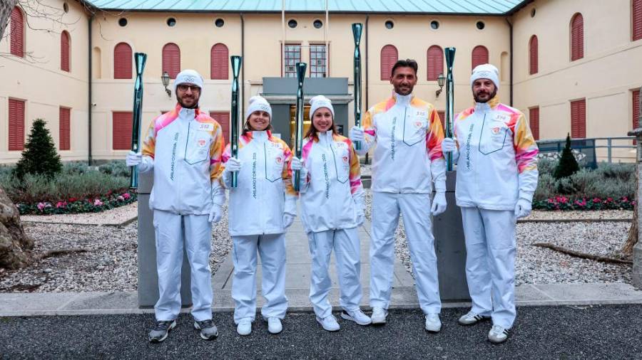 Petra Debelis (druga z leve) in ostali baklonosci pri Miramaru (LUCA TEDESCHI/FOTODAMJ@N)