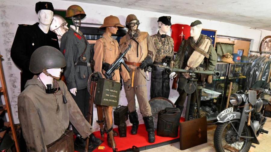 Zbirka obsega med drugim uniforme, orožje in motor (FOTODAMJ@N)