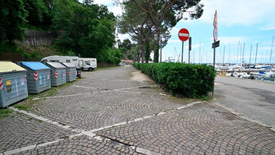 Današnje stanje cestišča in parkirišč v Grljanskem zalivu (FOTODAMJ@N)