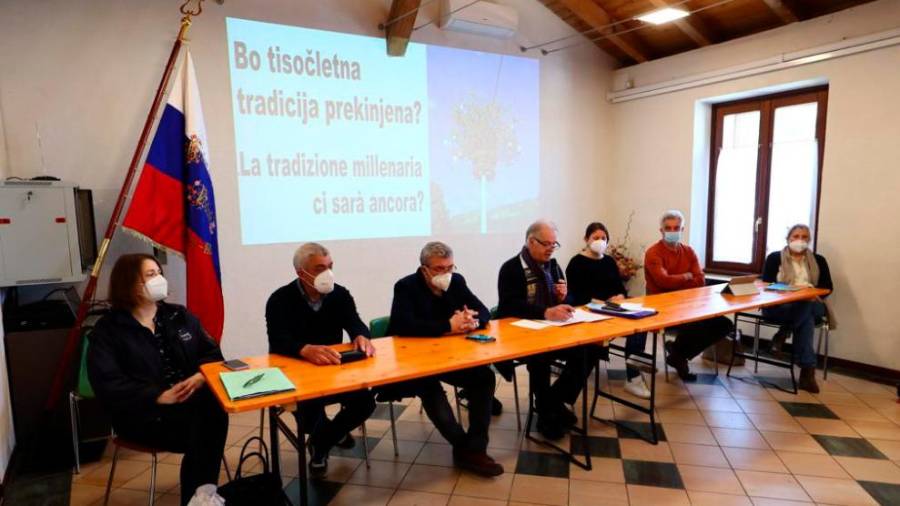 Na tiskovni konferenci so predstavniki domačih društev in organizacij obelodanili strah pred prekinitvijo še drugega starodavnega običaja, priljubljene Majence (FOTODAMJ@N)