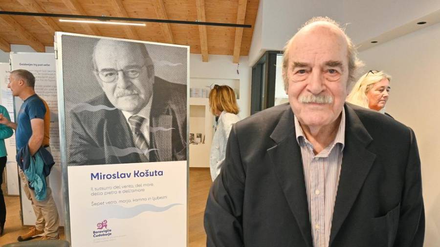 Miroslav Košuta, v ozadju razstava, ki so mu jo posvetili (FOTODAMJ@N)