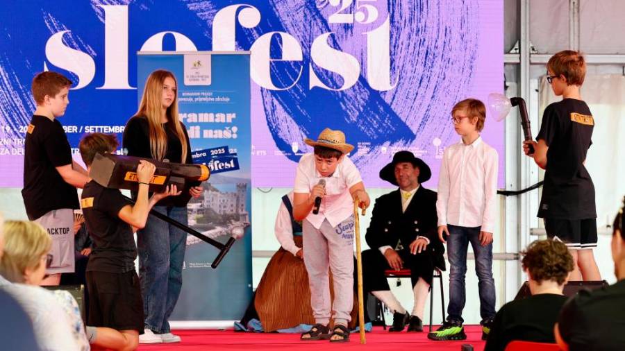 Protagonisti dopoldneva pod belim šotorom na Borznem trgu so bili učenci prvostopenjske srednje šole sv. Cirila in Metoda, ki so uprizorili gledališko Miramar je tudi naš (FOTODAMJ@N)