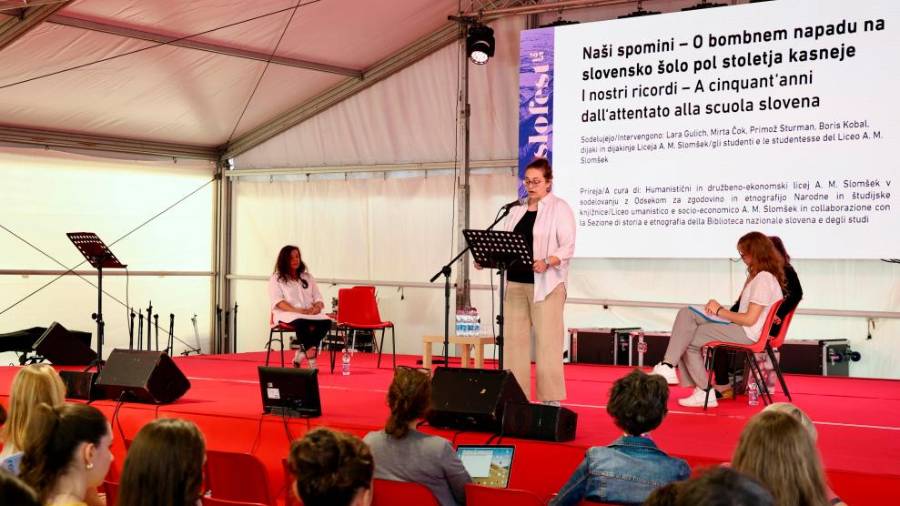 Na odru pod šotorom so zaživeli spomini na bombni napad na slovensko šolo v Ulici Caravaggio 4 pri Sv. Ivanu leta 1974 (LUCA TEDESCHI/FOTODAMJ@N)