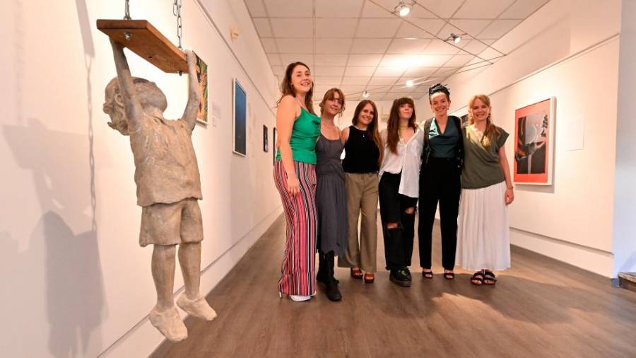 Skupina umetnic na razstavi v dvorani Fittke (FOTODAMJ@N)