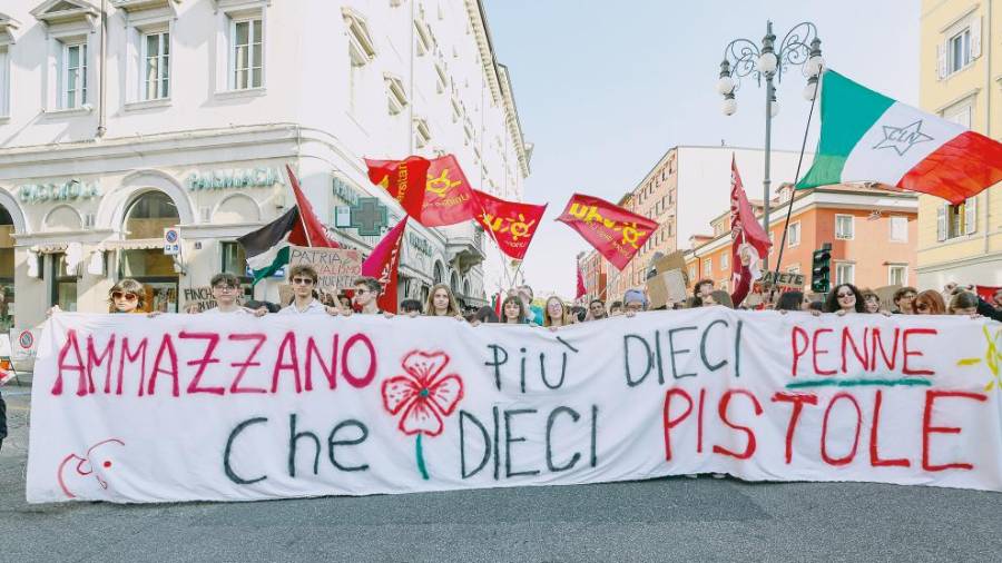 Sprevod po tržaških ulicah ob 25. aprilu (FOTODAMJ@N)