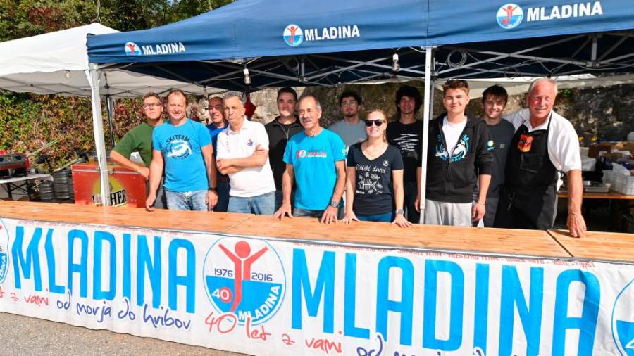 Stojnica AŠD Mladina na kontovelskem koncu Napoleonske ceste (FOTODAMJ@N)