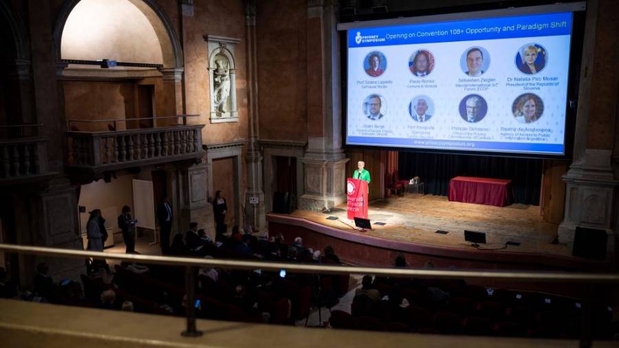 Nagovor predsednice Nataše Pirc Musar na odprtju mednarodne konference o zasebnosti in varstvu osebnih podatkov v Benetkah (UPRS)