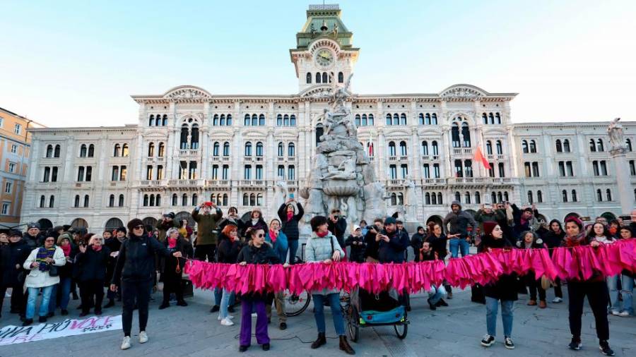 Protestni shod po mestnih ulicah ob dnevu boja proti nasilju nad ženskami (FOTODAMJ@N)