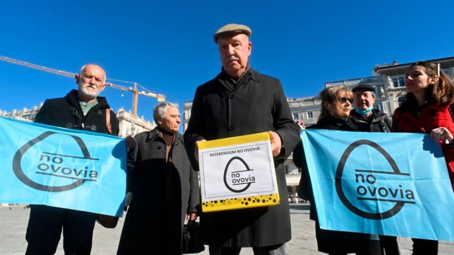 Arhitekt William Starc s člani odbora No Ovovia (FOTODAMJ@N)