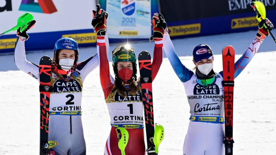 $!Od leve drugouvrščena Petra Vlhova, zmagovalka Katharina Liensberger in tretjeuvrščena Mikaela Shiffrin (ANSA)