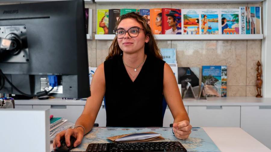 V turističnih agencijah imajo te dni polne roke dela (FOTODAMJ@N)