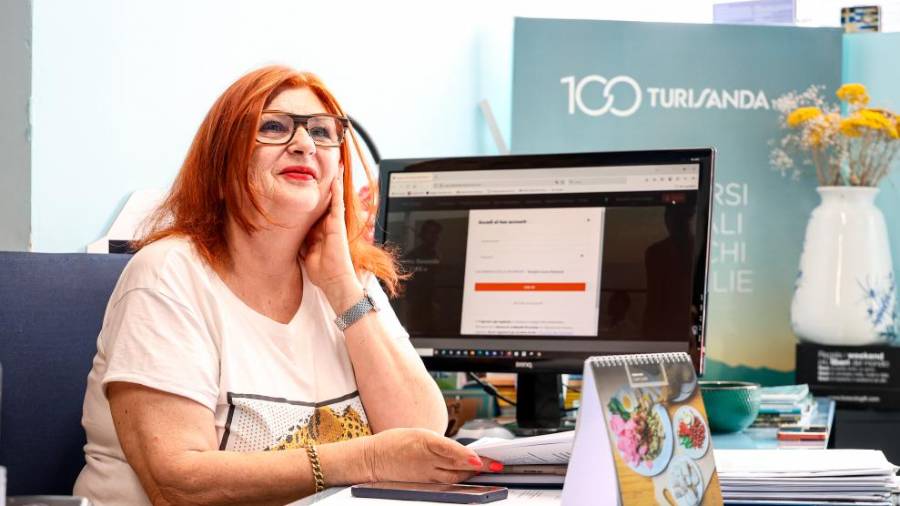 V turističnih agencijah imajo te dni polne roke dela (FOTODAMJ@N)