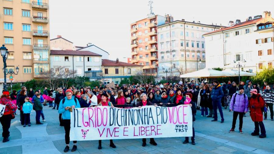 Protestni shod po mestnih ulicah ob dnevu boja proti nasilju nad ženskami (FOTODAMJ@N)