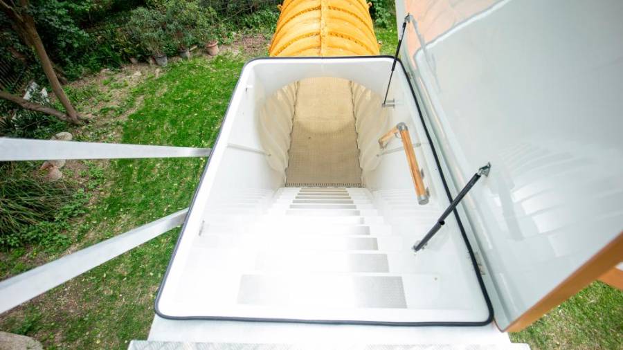 Na skrivnostnem vrtu se obiskovalci lahko spustijo v klet (KATJA KODBA/STA)