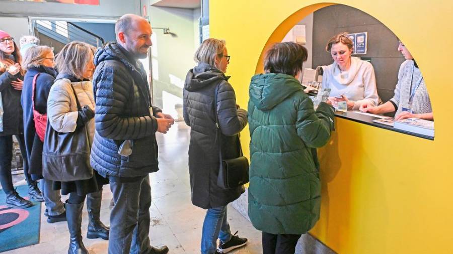 Gledališče MIela je bilo polno, v vrsti pa je bil tudi režiser (FOTODAMJ@N)