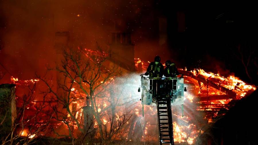 Požar na območju nekdanje vojaške bolnišnice ob Ulici Fabio Severo (LUCA TEDESCHI/FOTODAMJ@N)